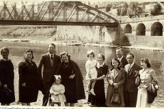 famiglia sotto il ponte