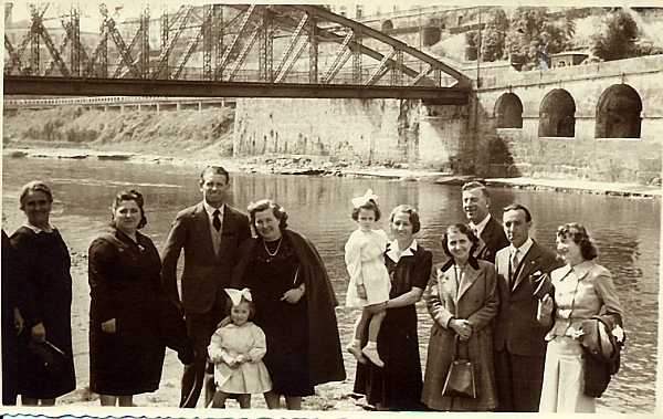famiglia sotto il ponte